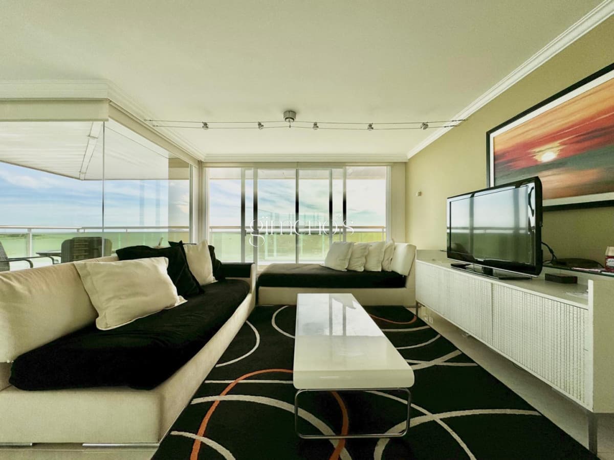 Apartamento en alquiler temporal y anual en playa Mansa Punta del Este.