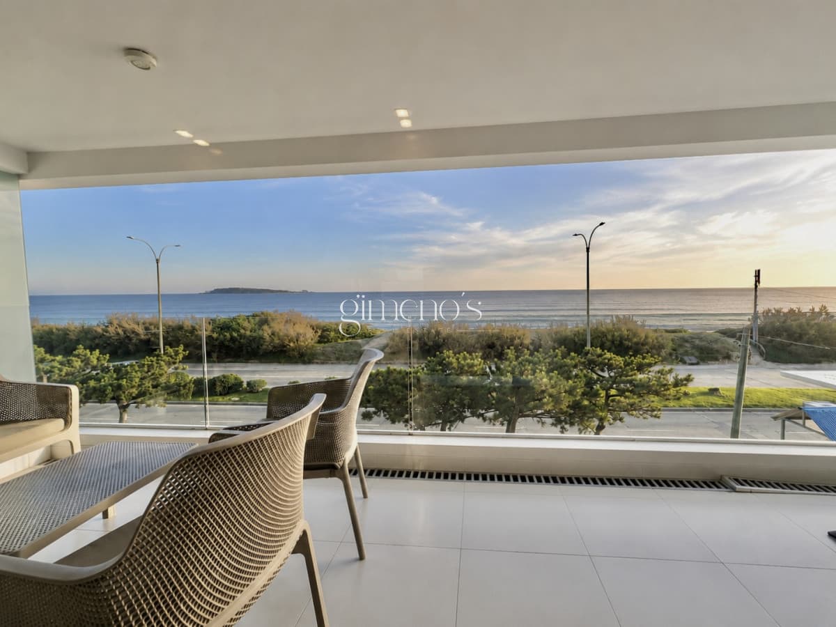 Apartamento en venta 2 dormitorios-primera linea Playa Mansa - Punta del Este