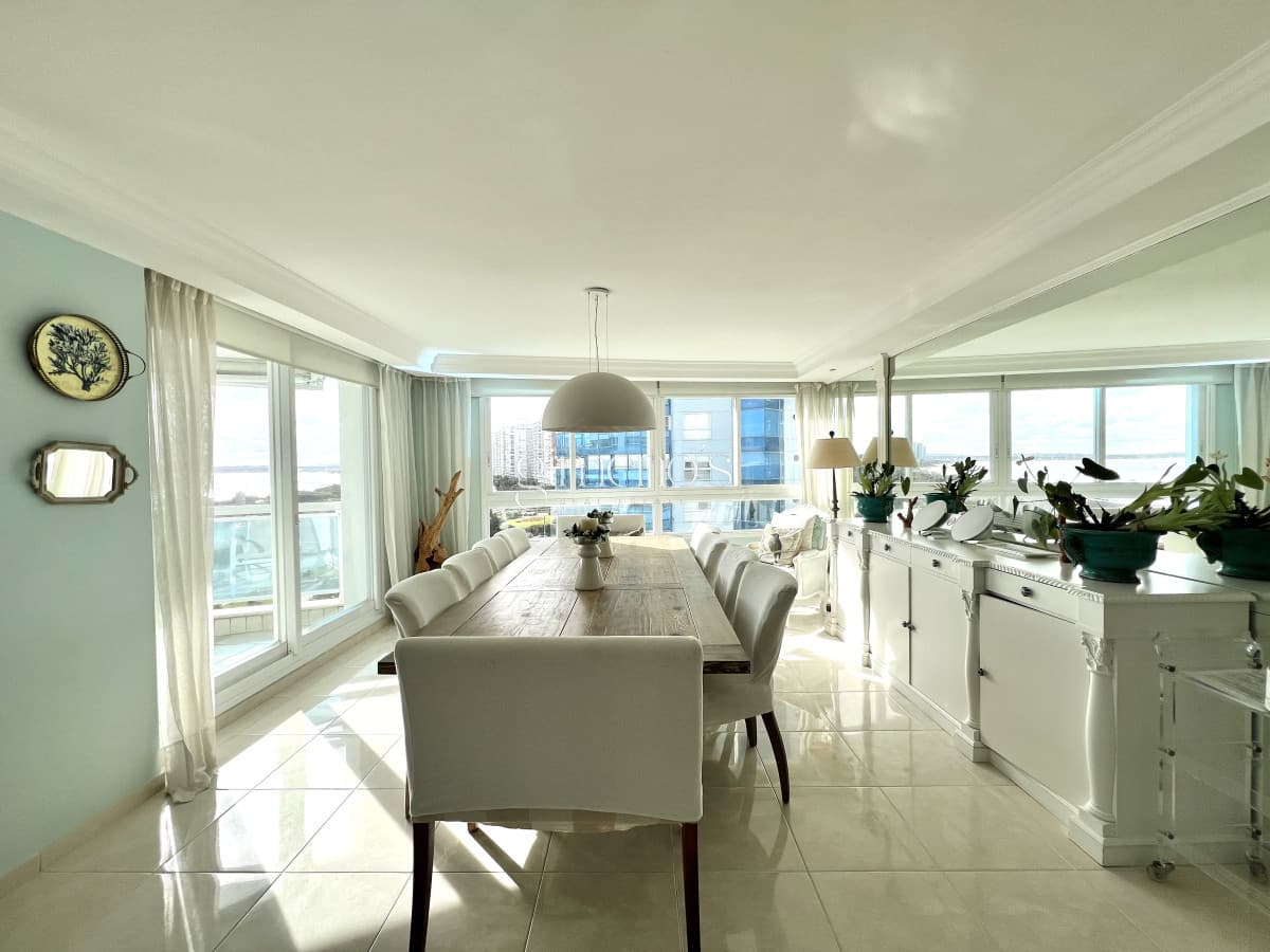 Apartamento en Venta primera linea Playa Mansa, Punta del Este