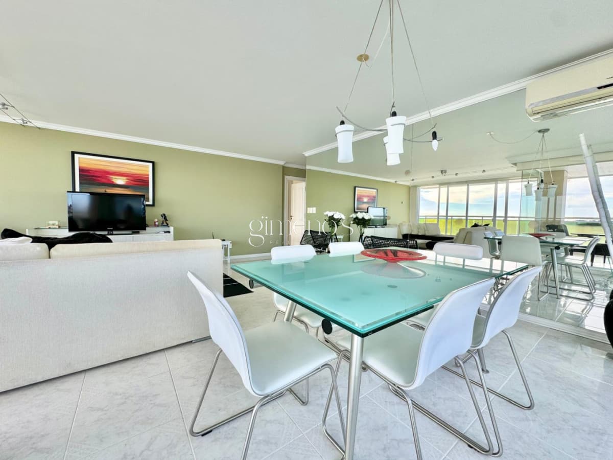Apartamento en alquiler temporal y anual en playa Mansa Punta del Este.