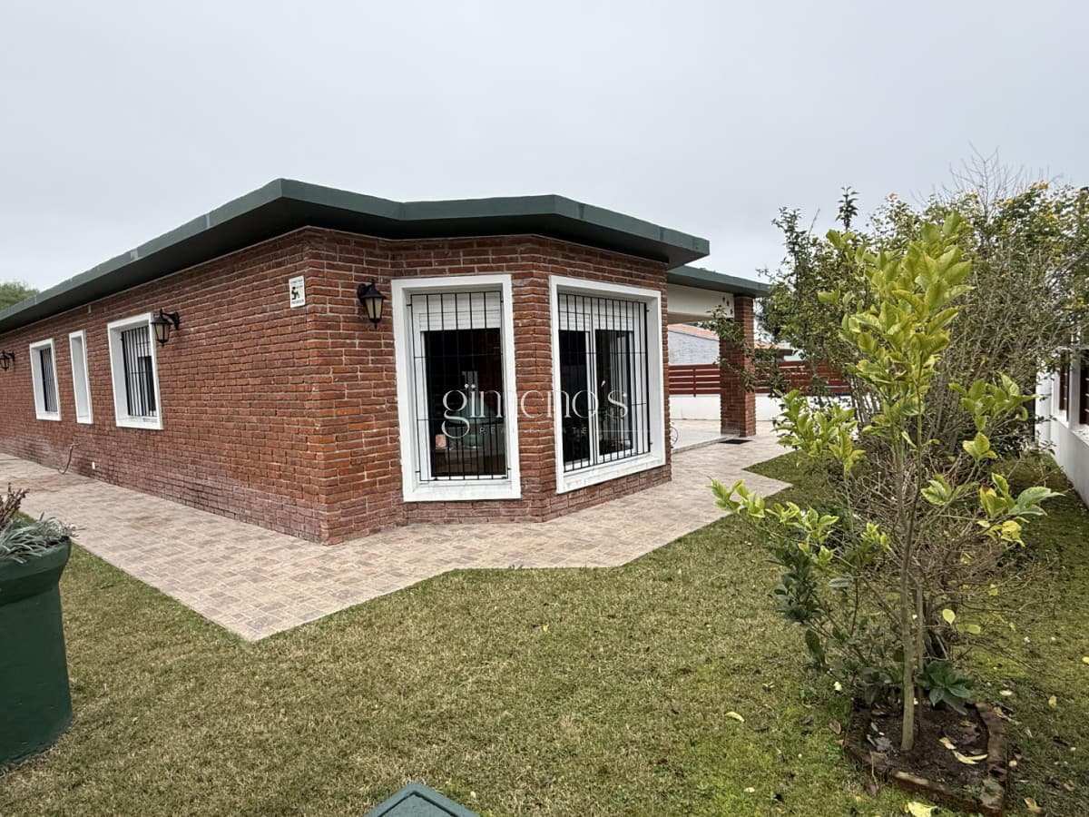 Casa de 3 dormitorios a la venta en Pinares - Playa Mansa