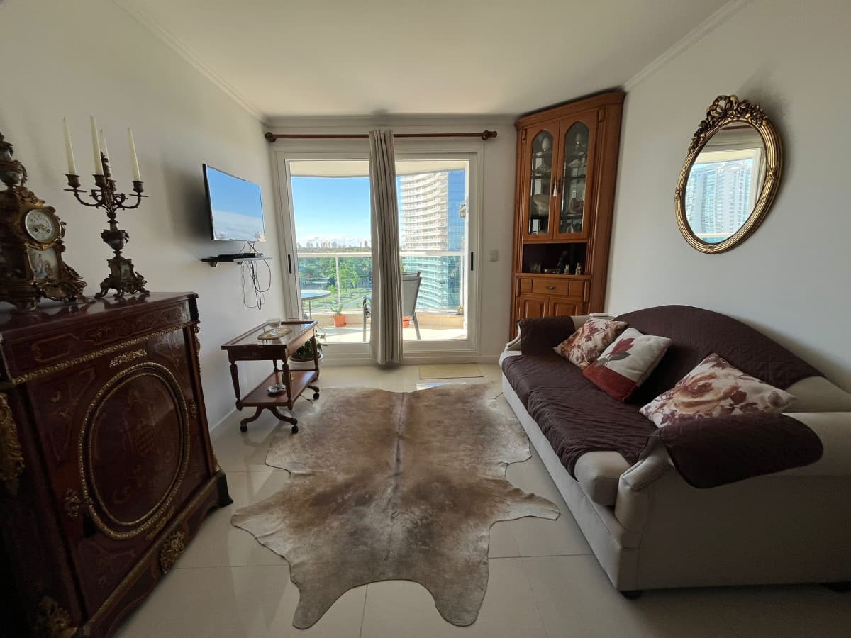 Apartamento ID.2821 - Casino Tower, Hermoso apartamento, amplia terraza, garage en subsuelo.