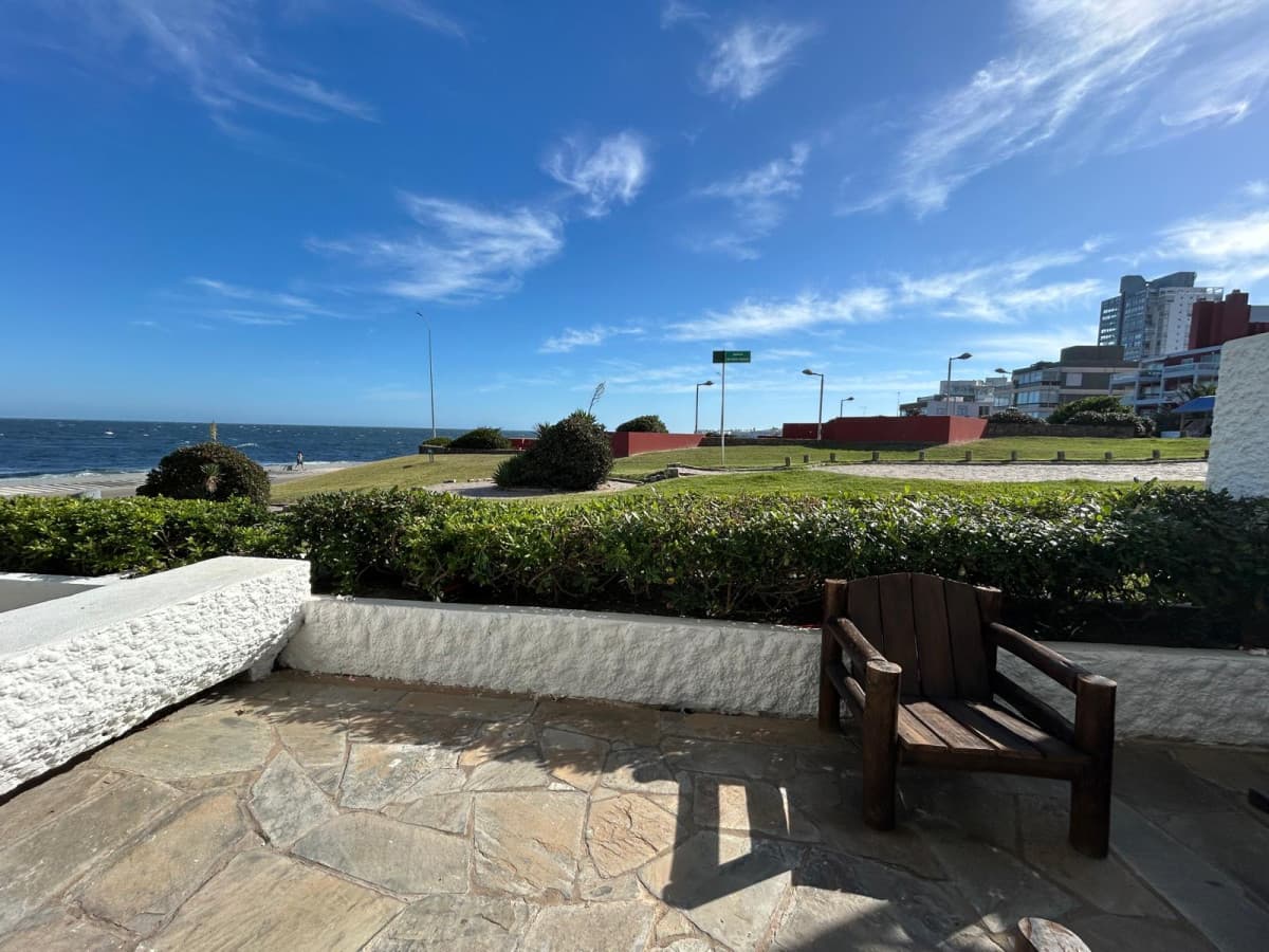 Alquiler de temporada, a metros de la Playa Brava, planta baja con terraza, garage  -
