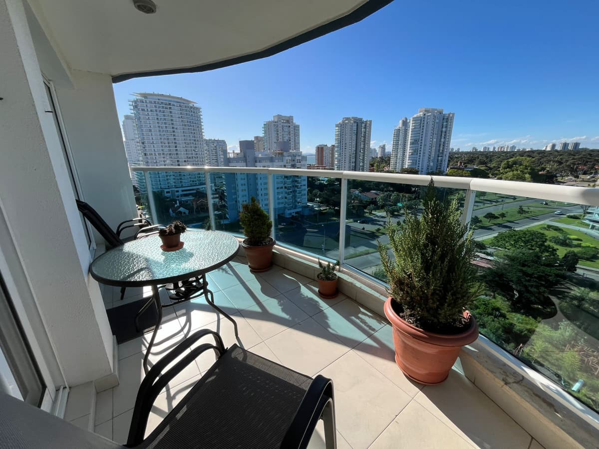 Apartamento ID.2821 - Casino Tower, Hermoso apartamento, amplia terraza, garage en subsuelo.