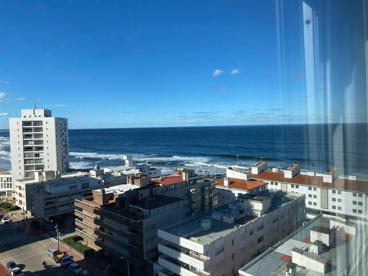 Excelente vista a la Playa Brava. Piso alto. Garage  -