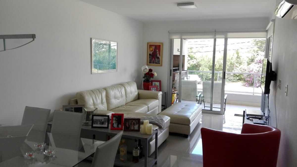 Apto en alquiler de temporada, con terraza y parrillero propio  -