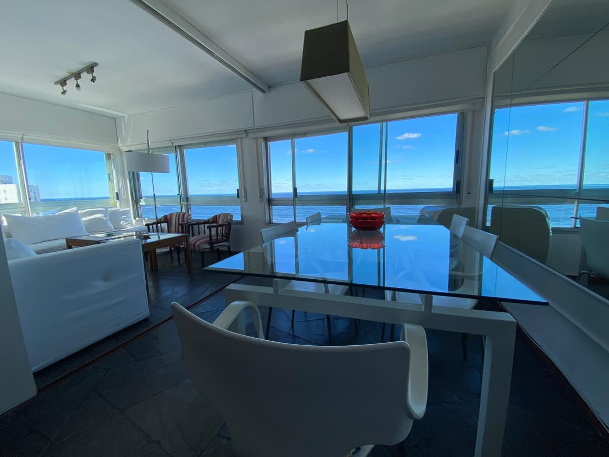 Excelente vista a la Playa Brava. Piso alto. Garage  -