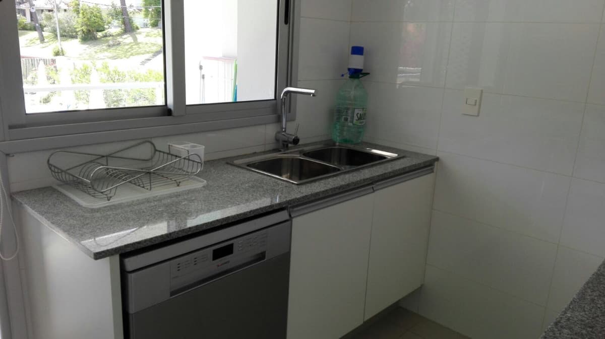 Apto en alquiler de temporada, con terraza y parrillero propio  -