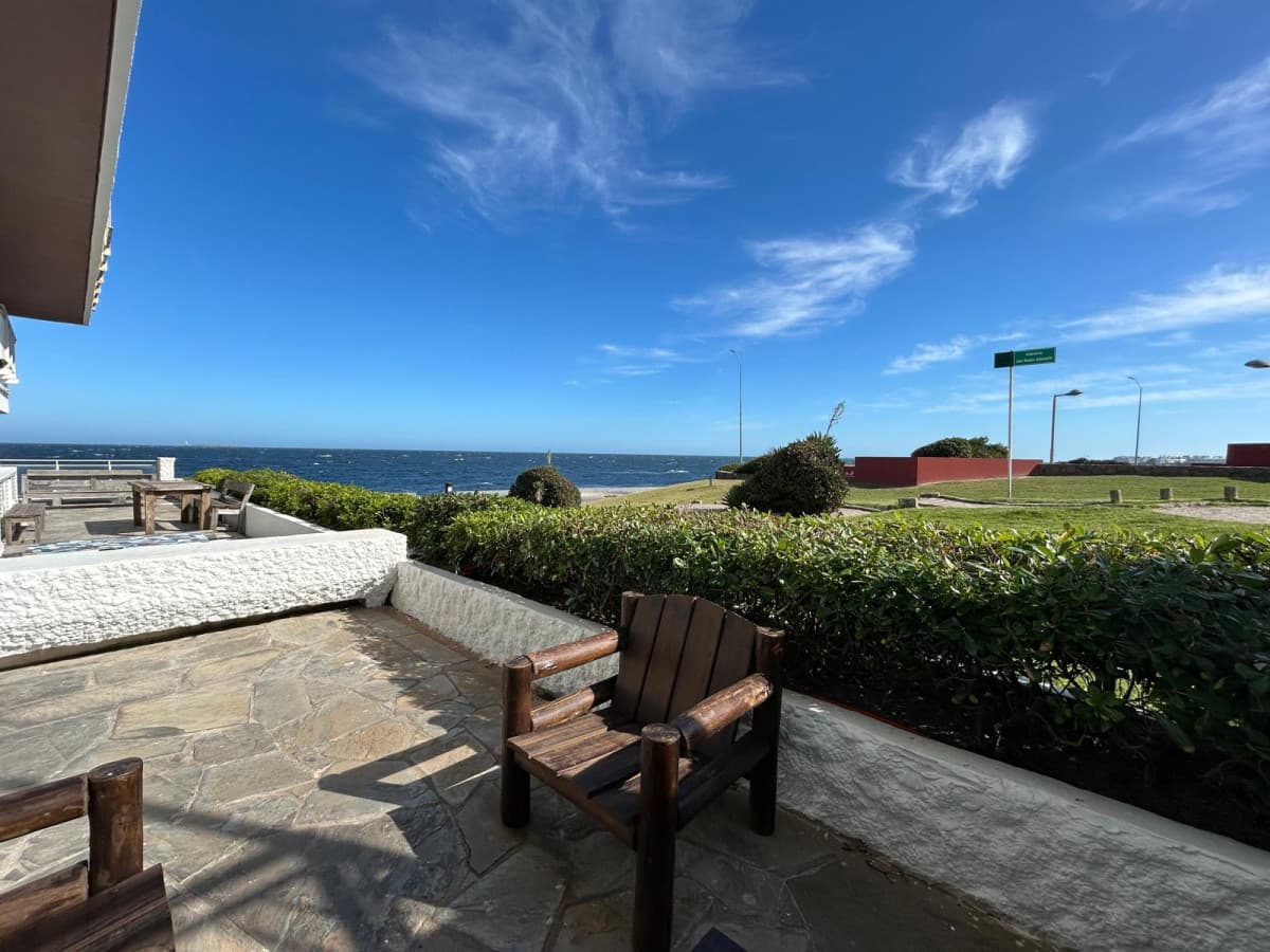 Alquiler de temporada, a metros de la Playa Brava, planta baja con terraza, garage  -