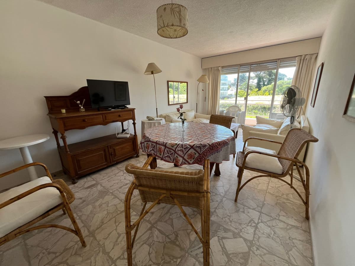 Muy lindo apartamento, con terraza y cochera amplia   -