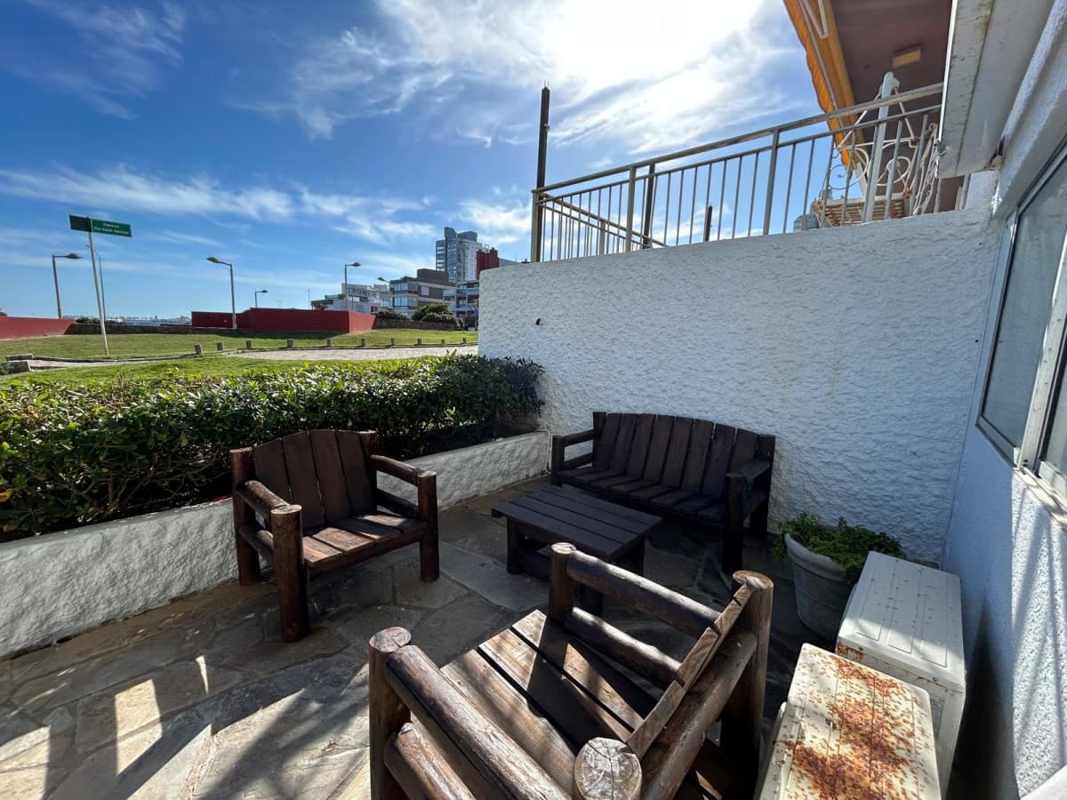 Alquiler de temporada, a metros de la Playa Brava, planta baja con terraza, garage  -
