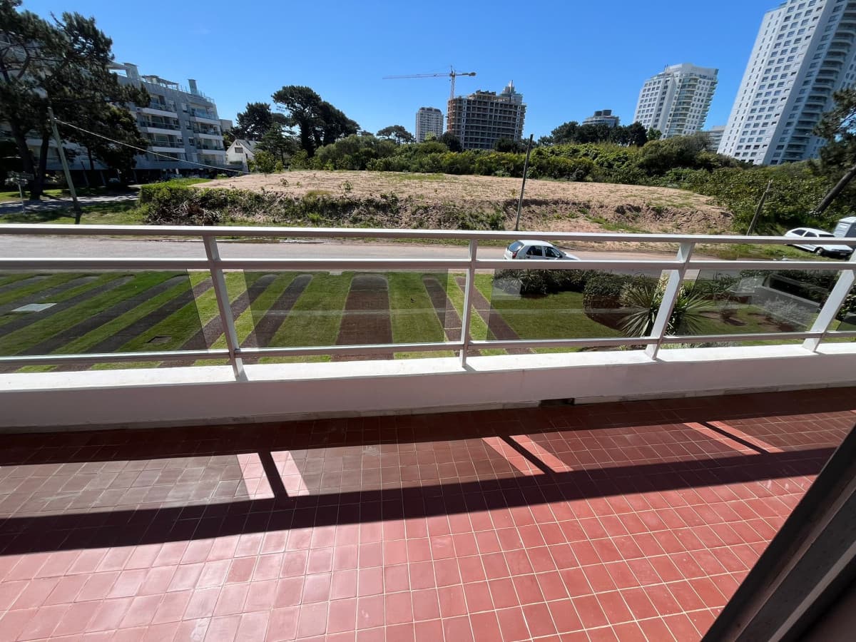 Muy lindo apartamento, con terraza y cochera amplia   -