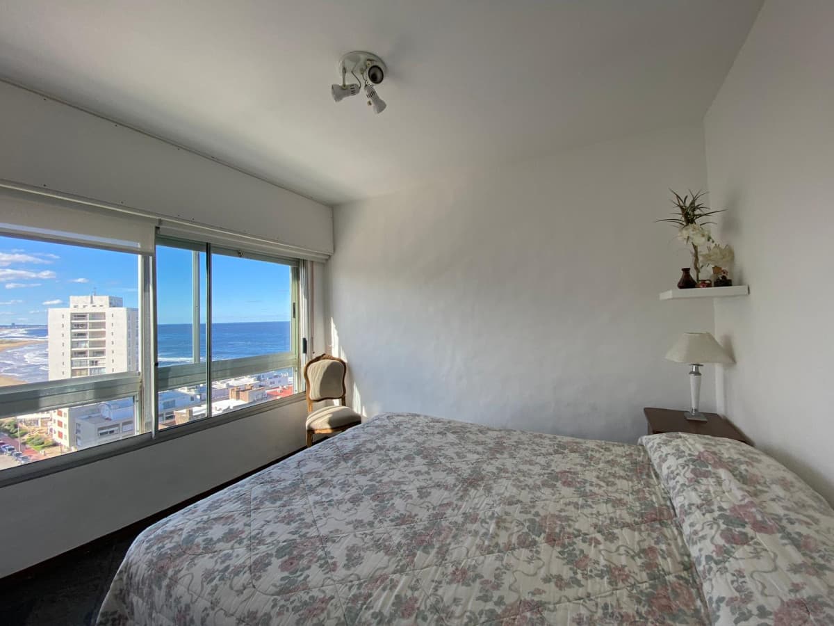 Excelente vista a la Playa Brava. Piso alto. Garage  -