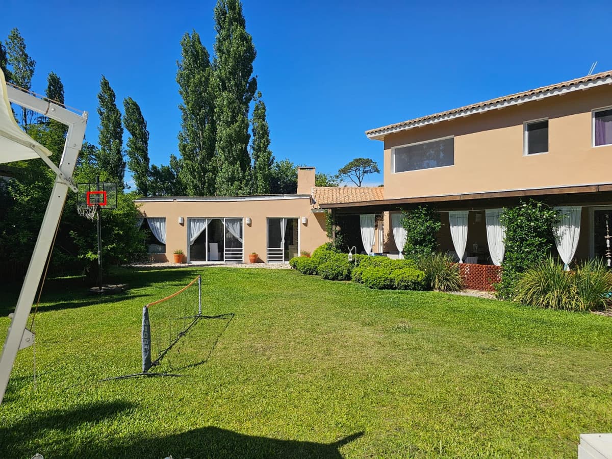 Casa ID.1449 - SE VENDE AMPLIA CASA EN BARRIO PRIVADO