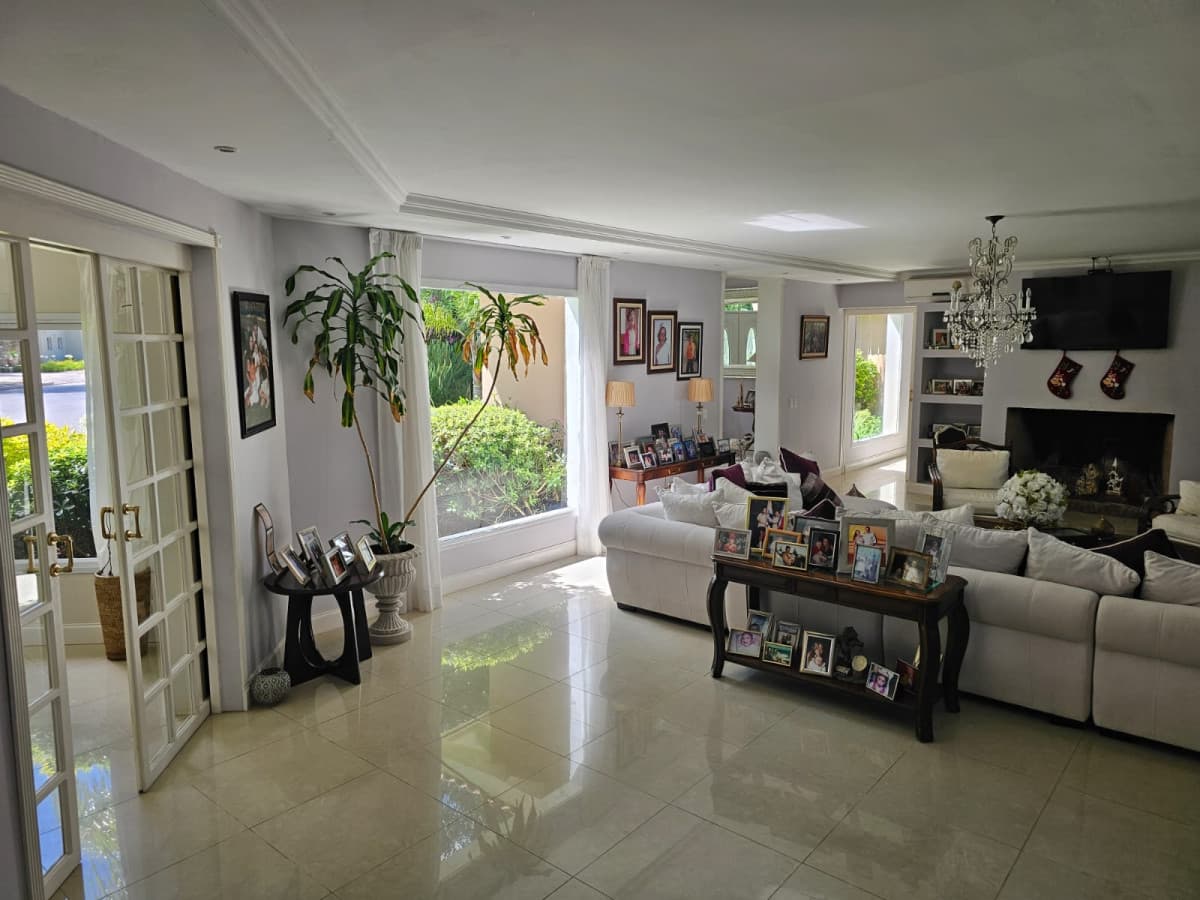 Casa ID.1449 - SE VENDE AMPLIA CASA EN BARRIO PRIVADO