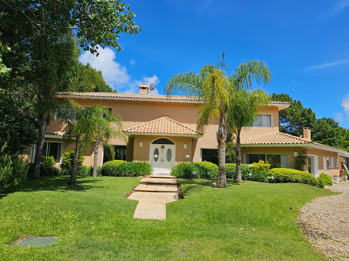 Casa ID.1449 - SE VENDE AMPLIA CASA EN BARRIO PRIVADO