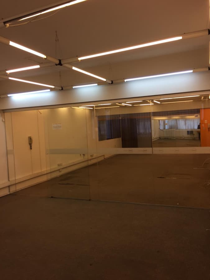 Local Comercial ID.2227 - Amplia sala comercia, excelente ubicación!