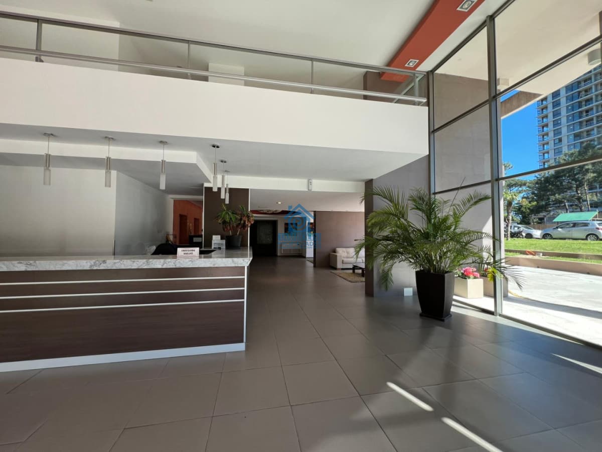 Alquiler anual 2 dormitorios 2 baños Piso Alto Punta del Este   -