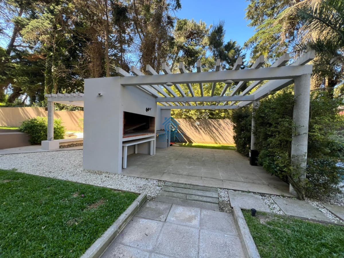 Alquiler anual 2 dormitorios 2 baños Piso Alto Punta del Este   -
