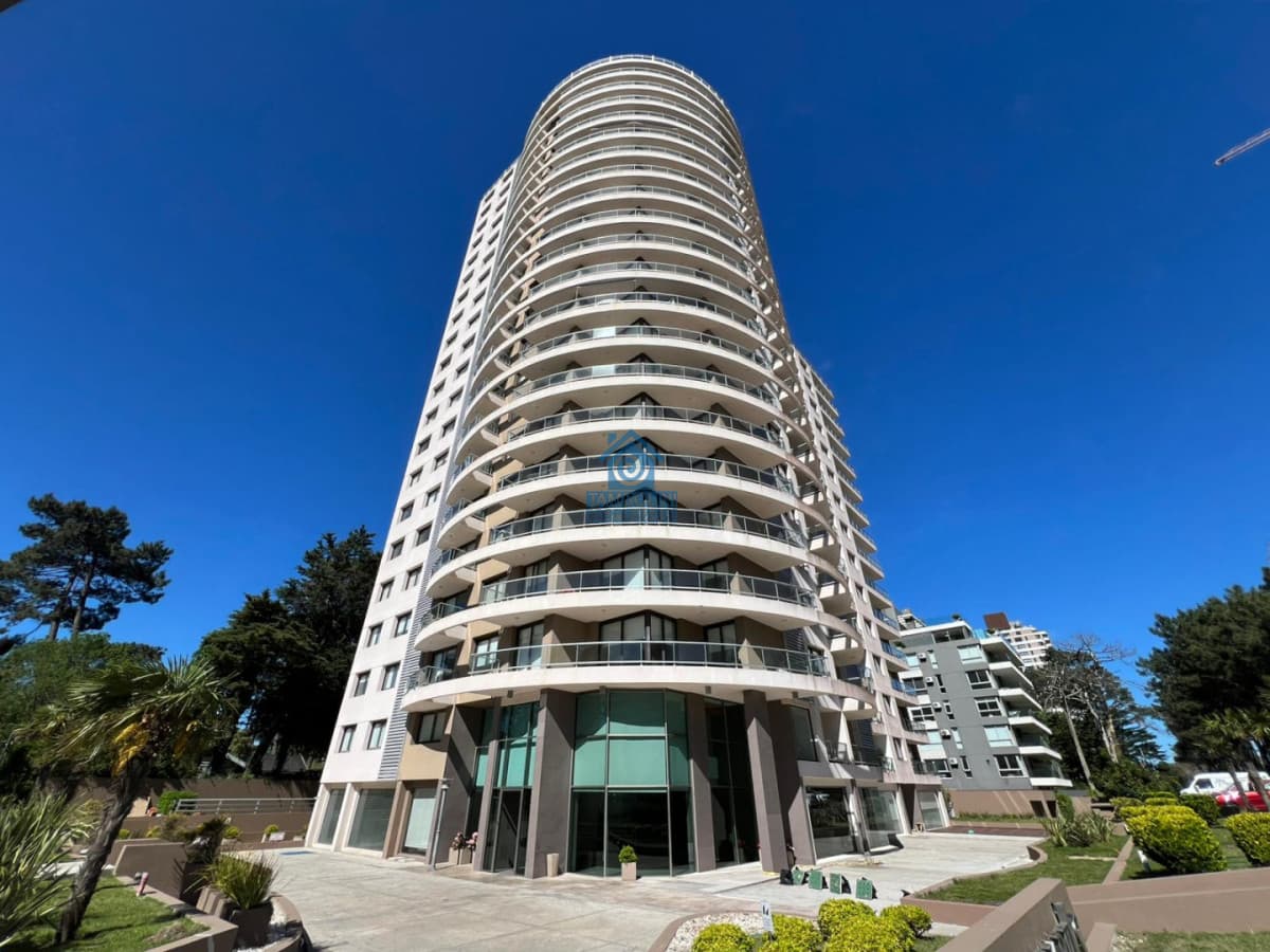 Alquiler anual 2 dormitorios 2 baños Piso Alto Punta del Este   -