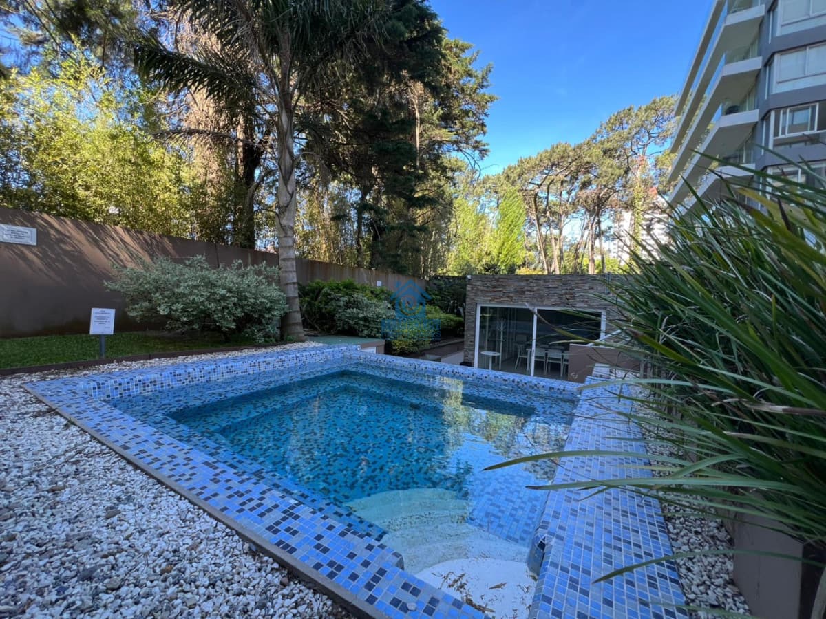 Alquiler anual 2 dormitorios 2 baños Piso Alto Punta del Este   -