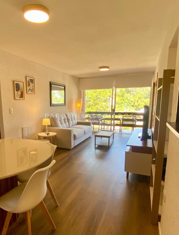 Apartamento reciclado en venta en complejo Arcobaleno, Punta del Este.