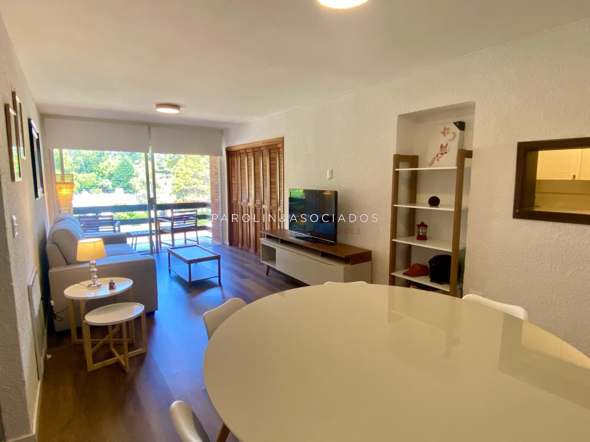 Apartamento reciclado en venta en complejo Arcobaleno, Punta del Este.