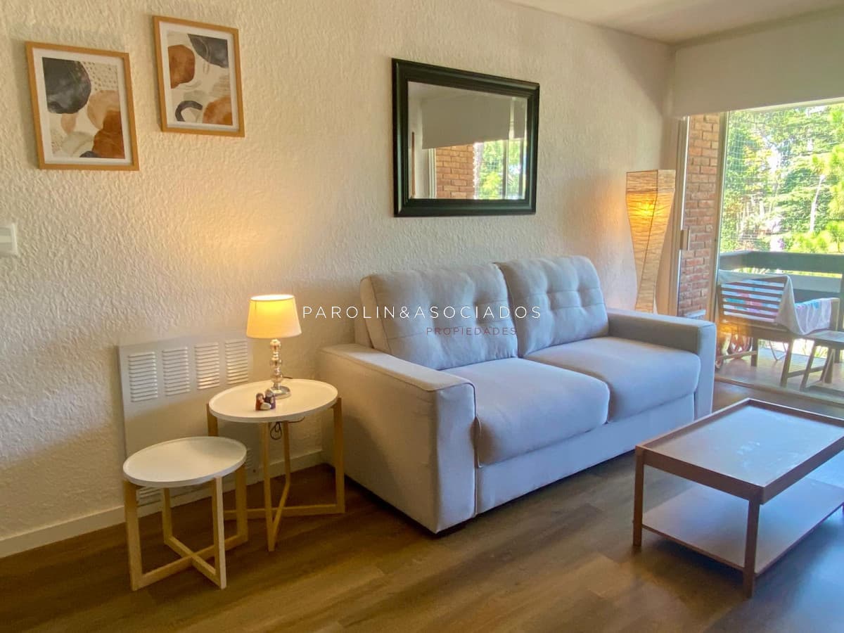 Apartamento reciclado en venta en complejo Arcobaleno, Punta del Este.