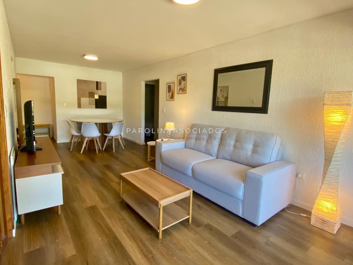 Apartamento reciclado en venta en complejo Arcobaleno, Punta del Este.