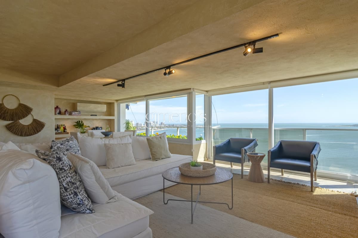 Apartamento de 4 Dormitorios y servicio en primera linea de Playa Mansa - Punta del Este