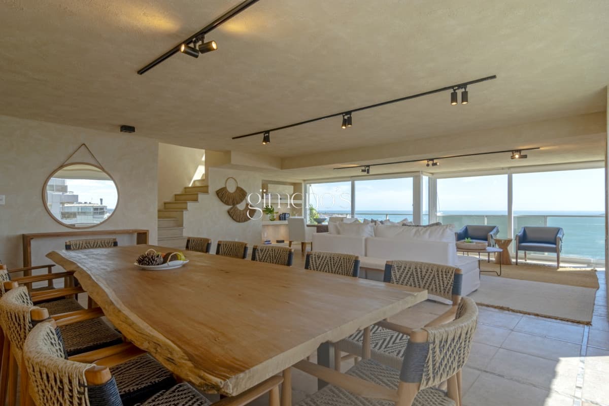 Apartamento de 4 Dormitorios y servicio en primera linea de Playa Mansa - Punta del Este
