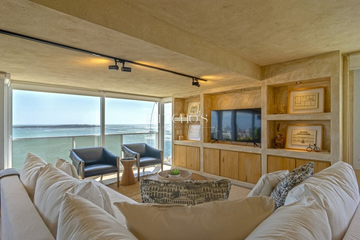 Apartamento de 4 Dormitorios y servicio en primera linea de Playa Mansa - Punta del Este