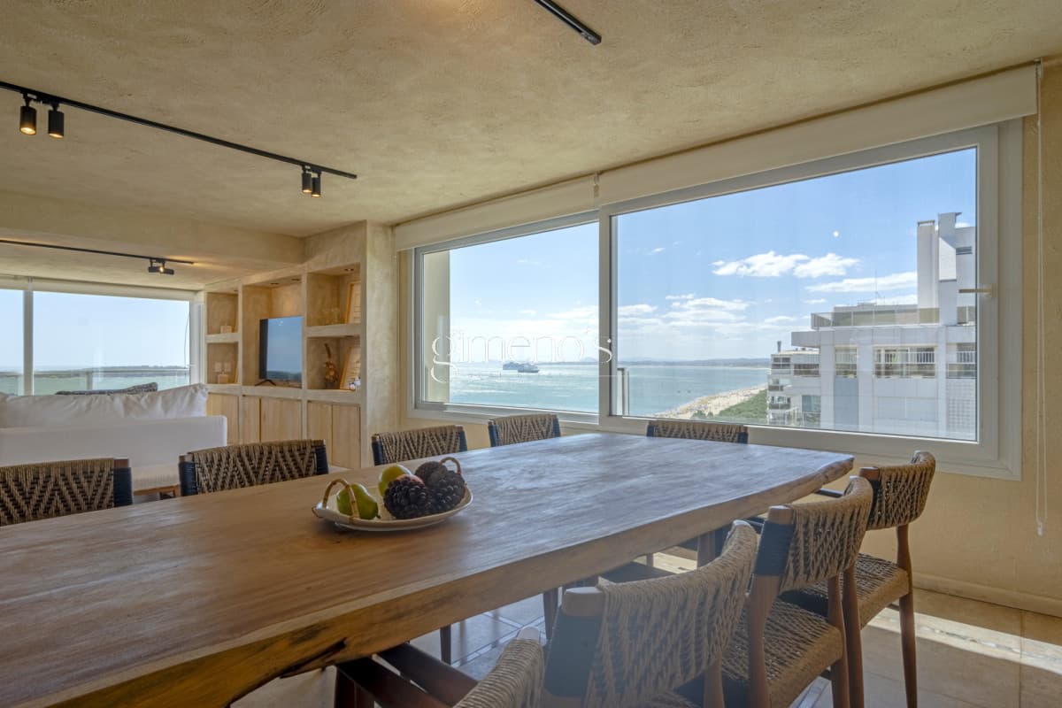 Apartamento de 4 Dormitorios y servicio en primera linea de Playa Mansa - Punta del Este