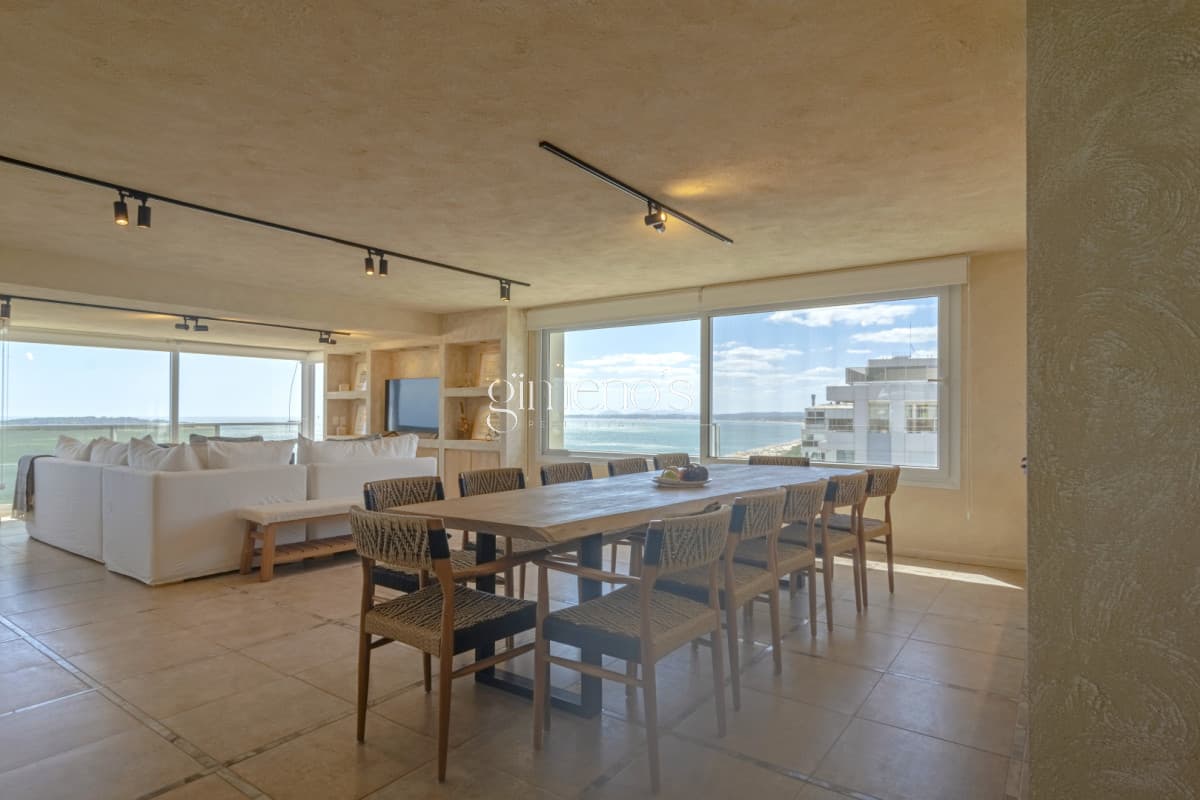 Apartamento de 4 Dormitorios y servicio en primera linea de Playa Mansa - Punta del Este
