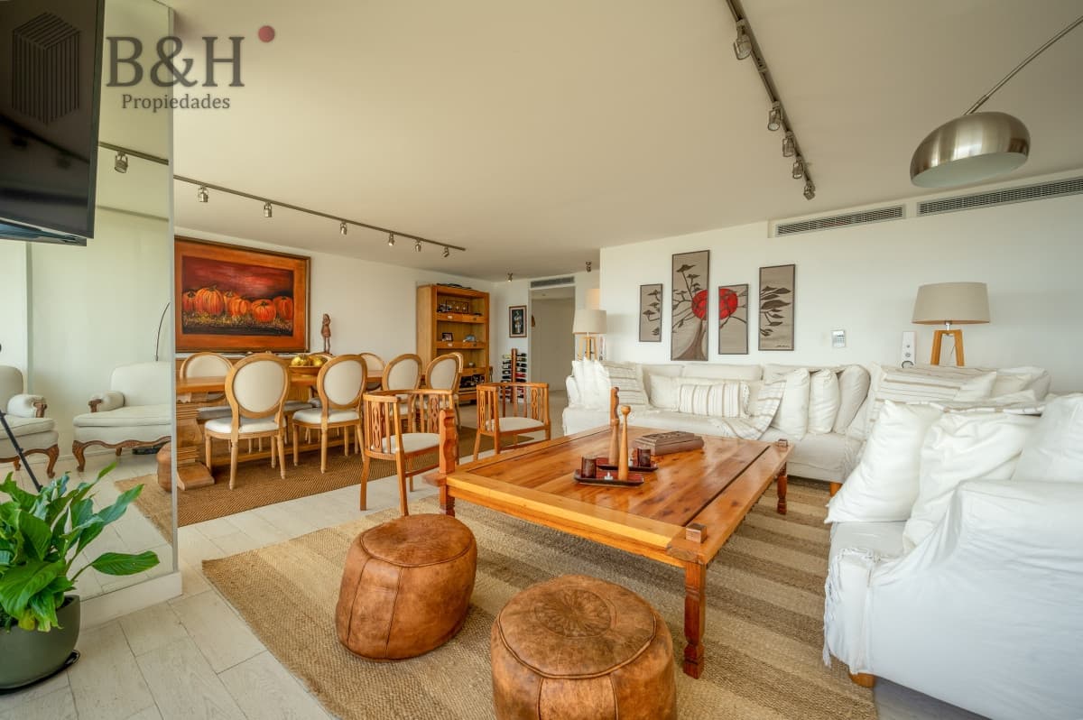 Espectacular Piso Completo De 5 Dormitorios & Todos los Servicios, Edificio LUMIERE, Punta Del Este