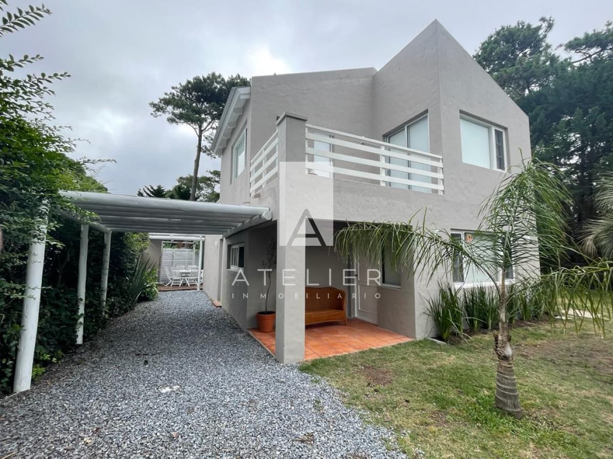 Impecable Casa 4 Dormitorios & Servicio, Jardín y Piscina en La Barra, Maldonado