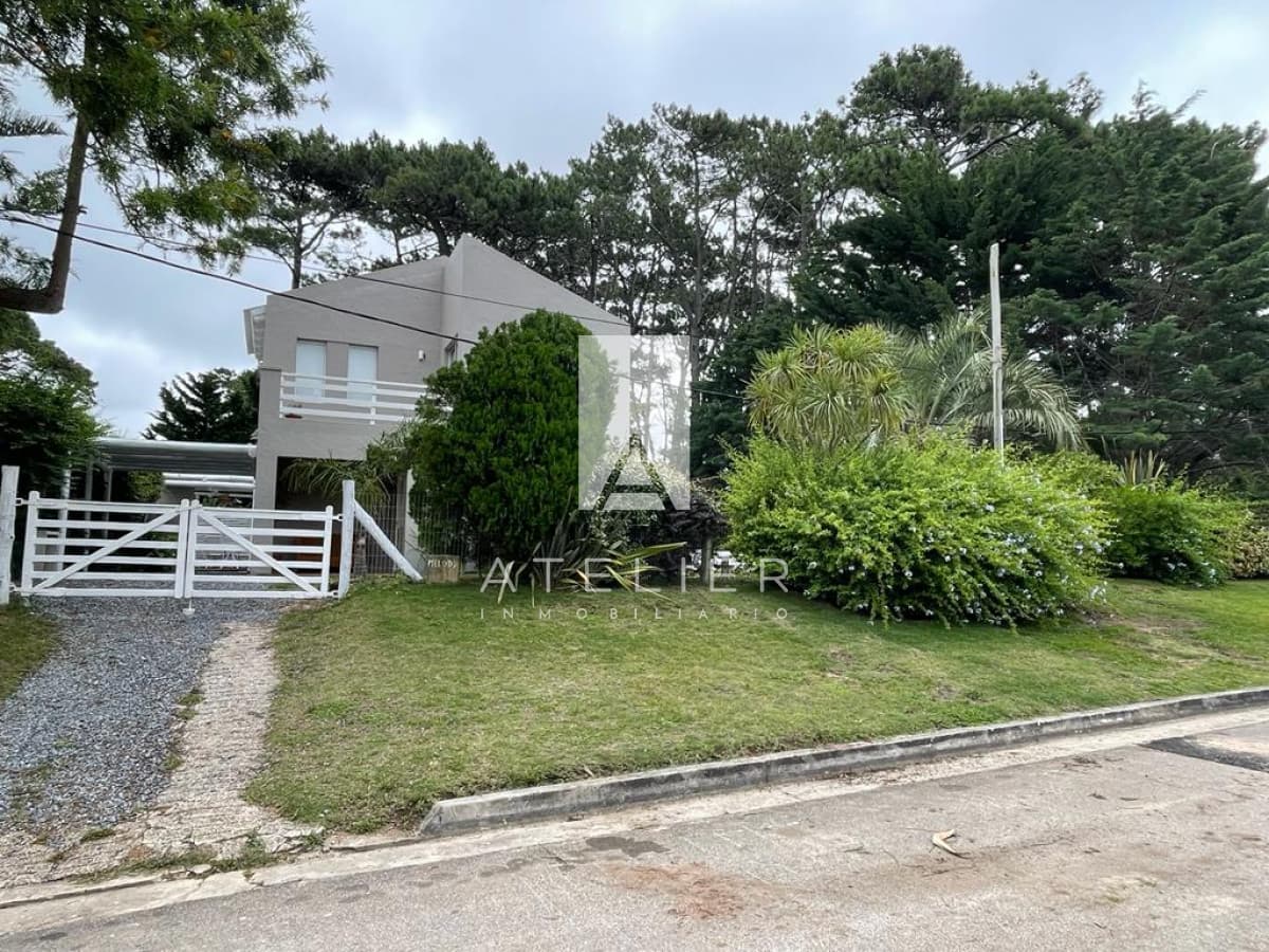Impecable Casa 4 Dormitorios & Servicio, Jardín y Piscina en La Barra, Maldonado