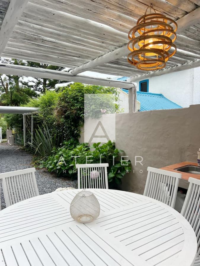 Impecable Casa 4 Dormitorios & Servicio, Jardín y Piscina en La Barra, Maldonado