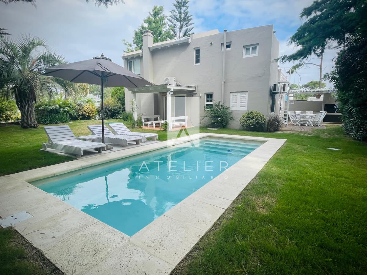 Impecable Casa 4 Dormitorios & Servicio, Jardín y Piscina en La Barra, Maldonado