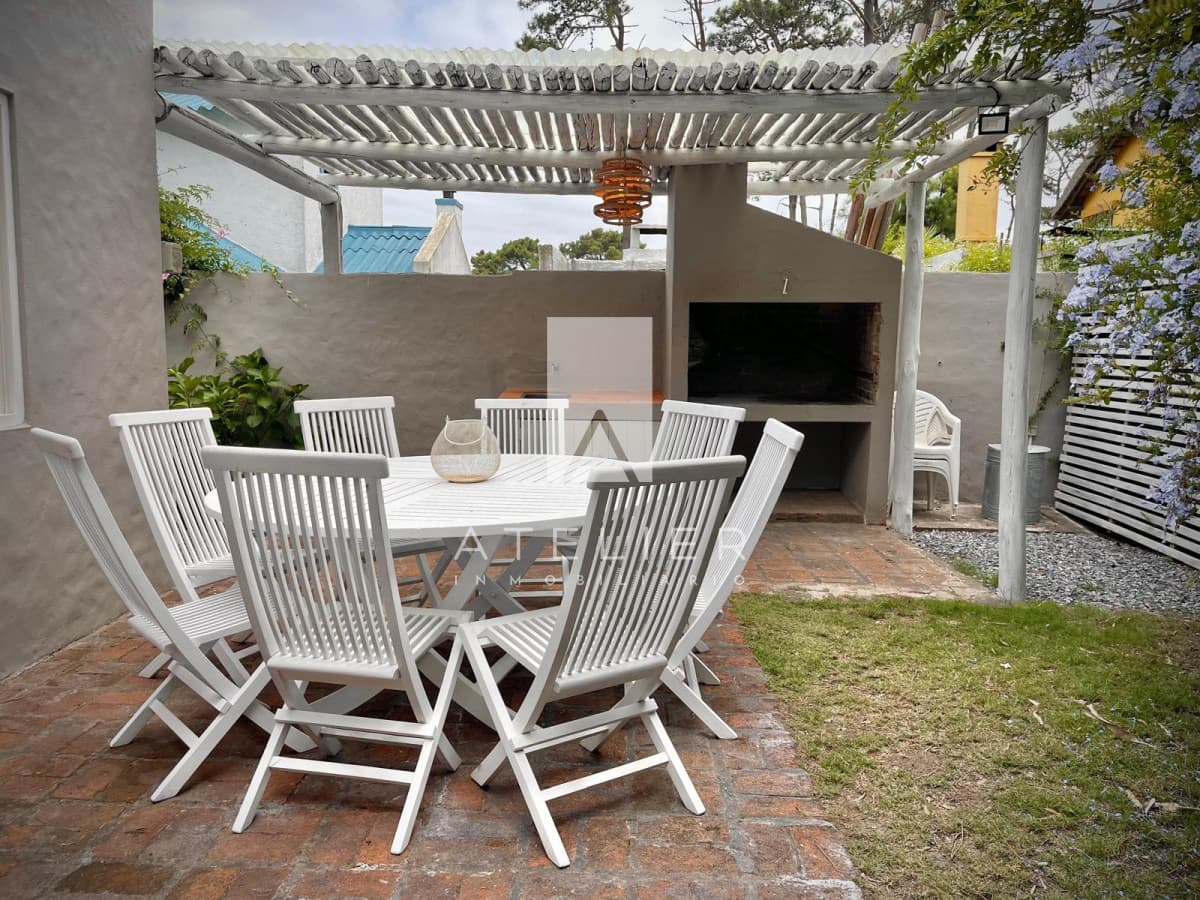 Impecable Casa 4 Dormitorios & Servicio, Jardín y Piscina en La Barra, Maldonado