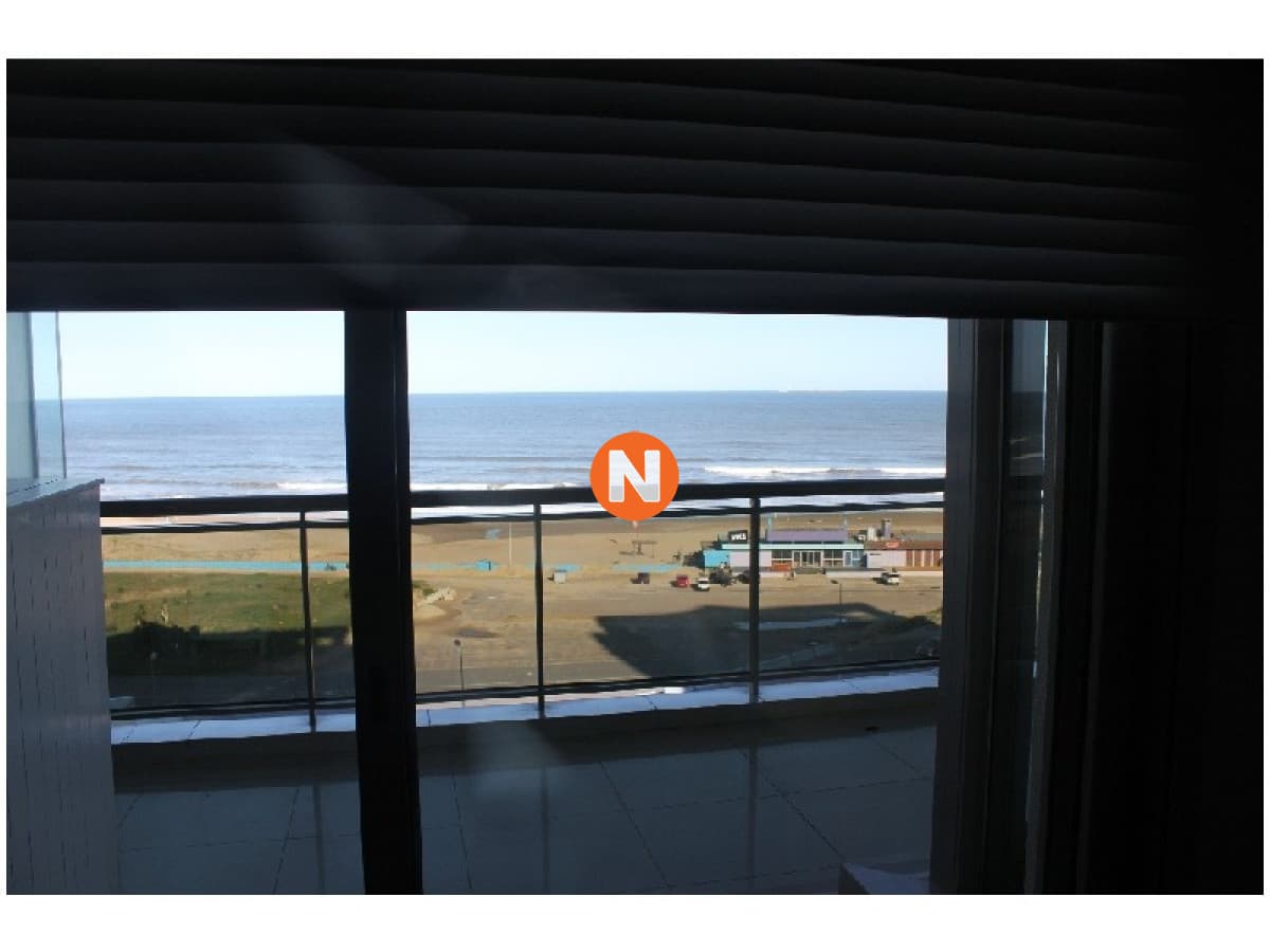 Apto de 3 dorm primera línea sobre el mar.
