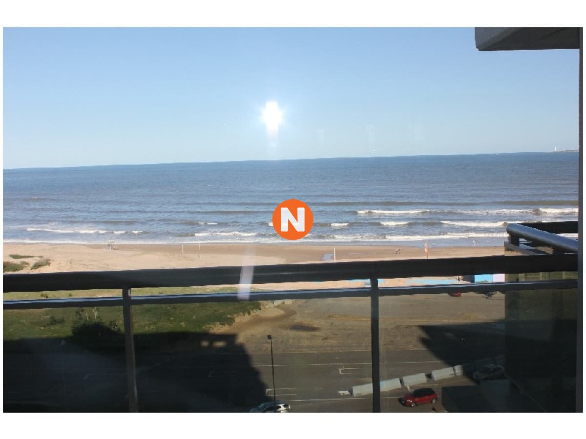 Apto de 3 dorm primera línea sobre el mar.