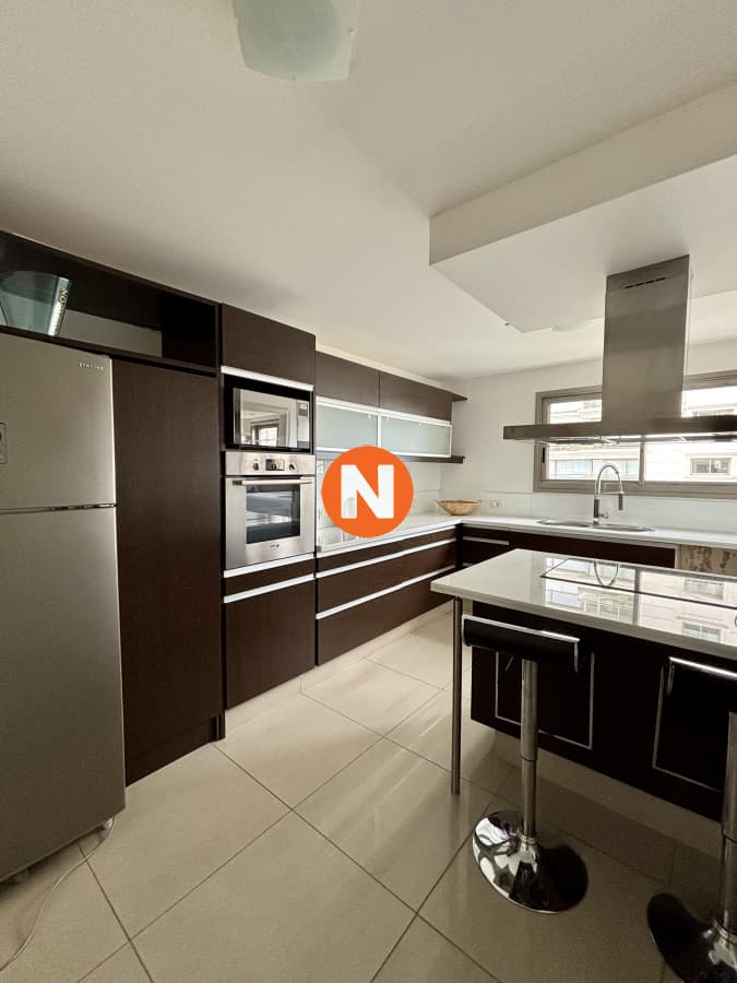 Amplio y moderno apartamento con vistas al mar