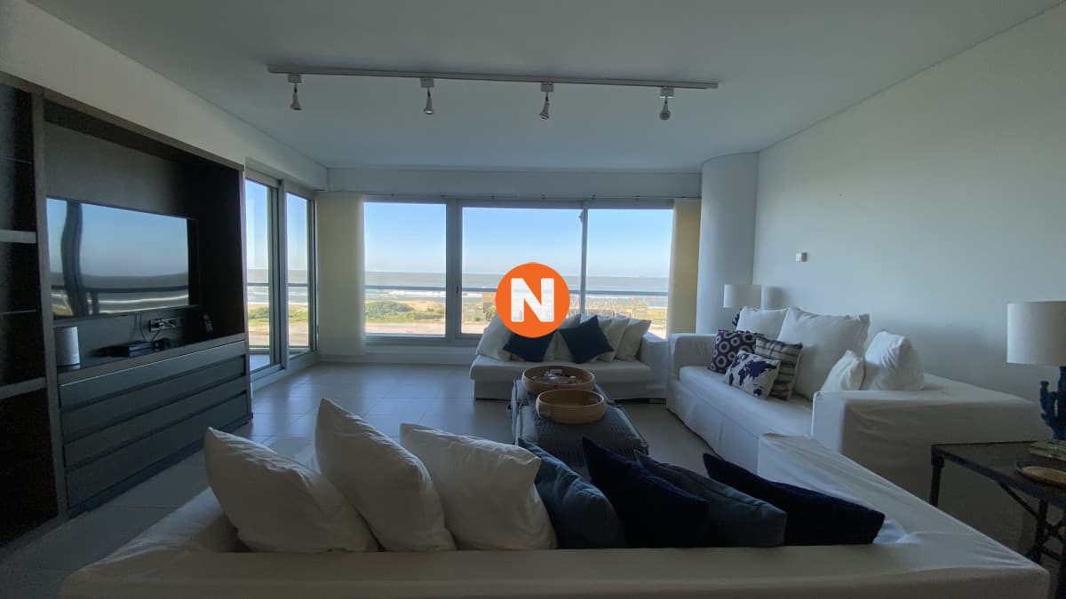 Exclusivo Apartamento de 2 dormitorios frente a Playa Brava  ...