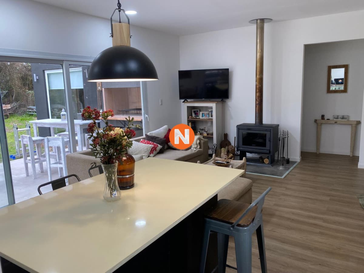 Casa en venta con Piscina y Parillero