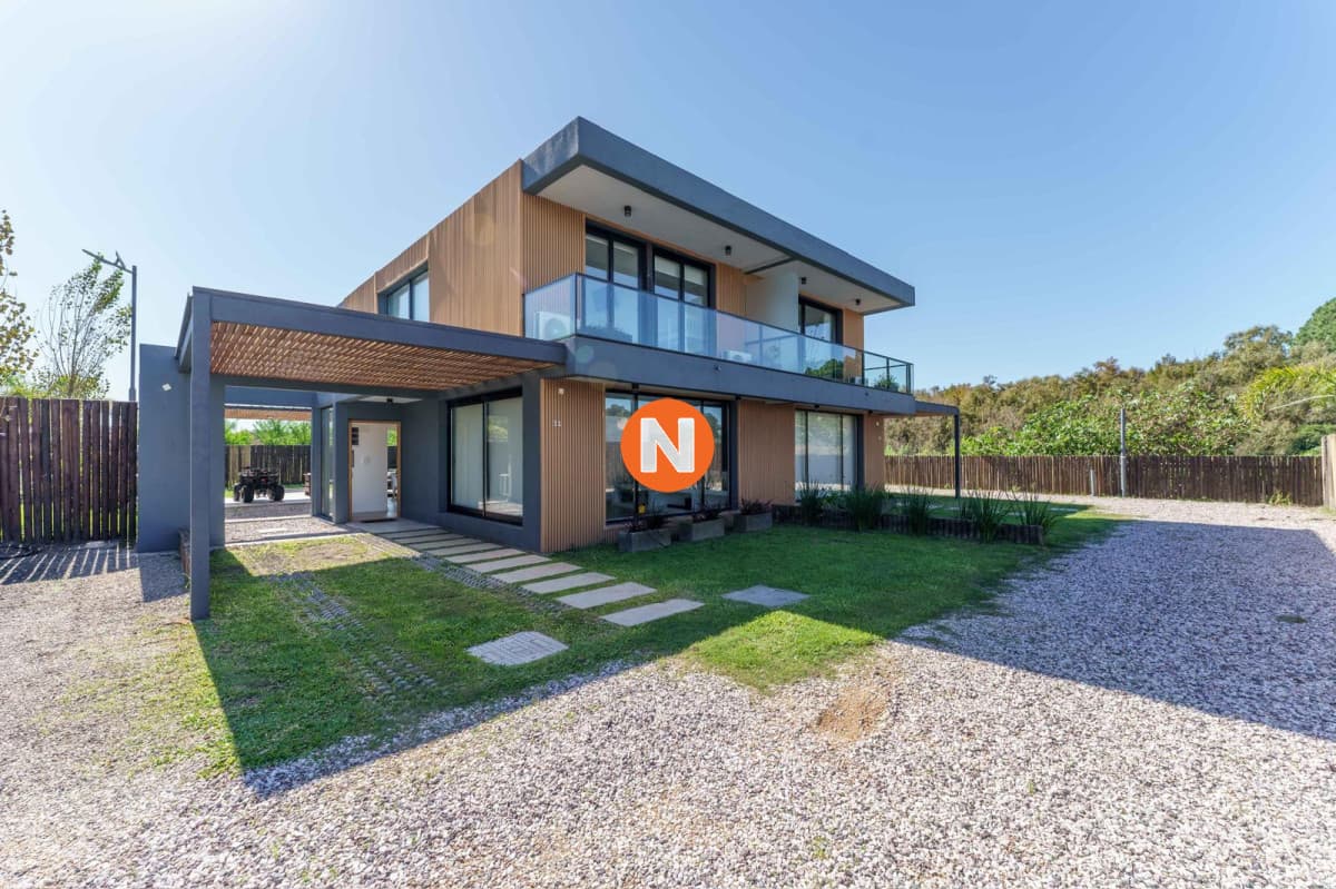 Venta de Casa 3 Dorm. 3 Baños en Punta Ballena, Maldonado