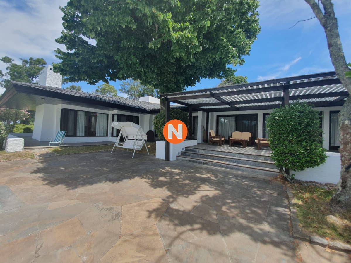Residencia en venta a metros del mar en Solanas