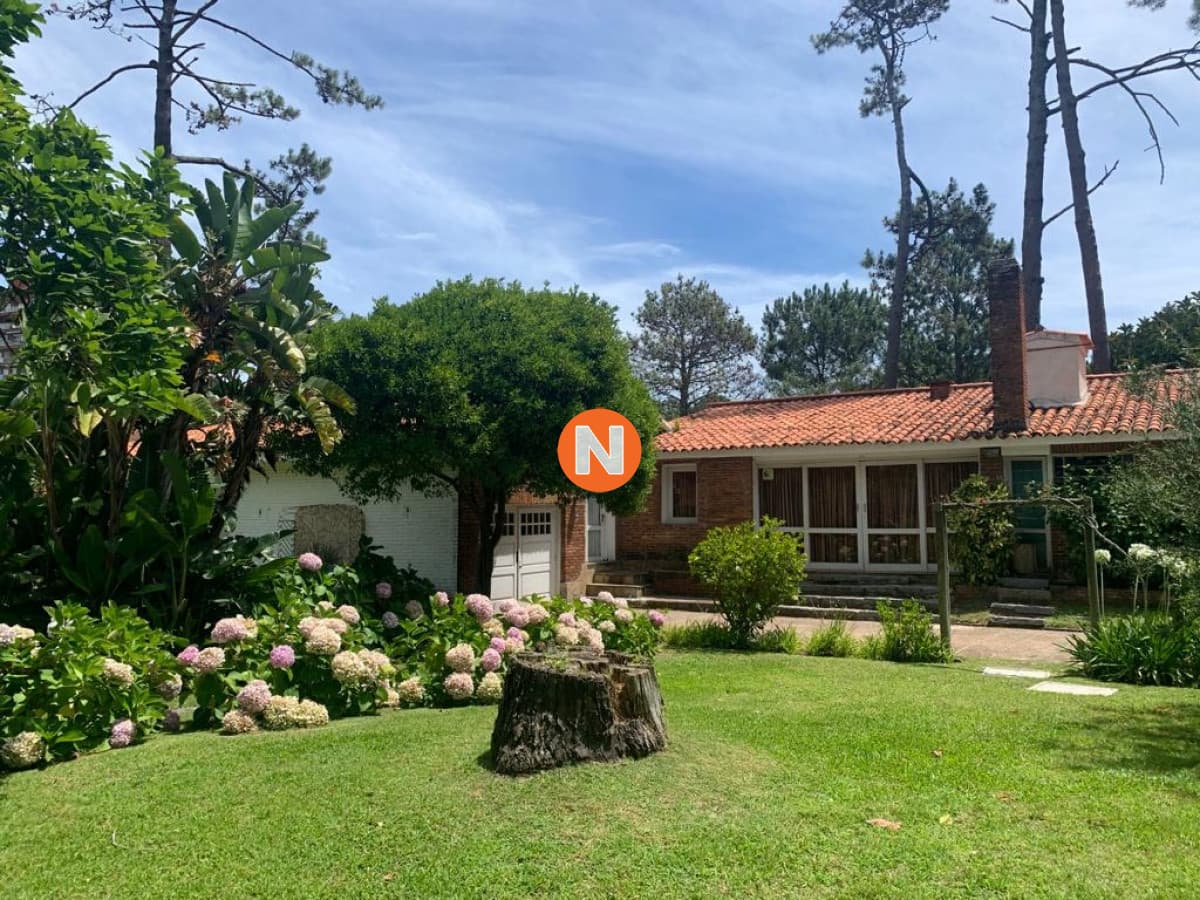 Excelente oportunidad Chalet con amplios jardines y espacios ...
