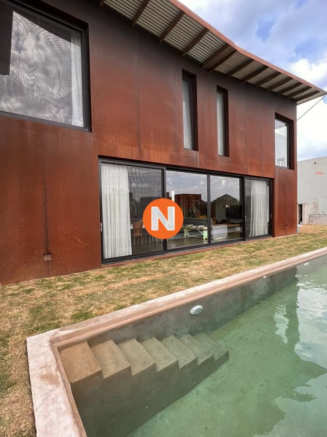 Excelente casa en Punta Piedras