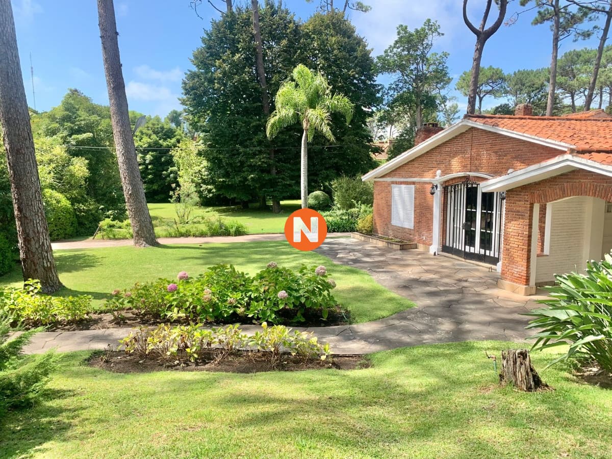 Excelente oportunidad Chalet con amplios jardines y espacios ...
